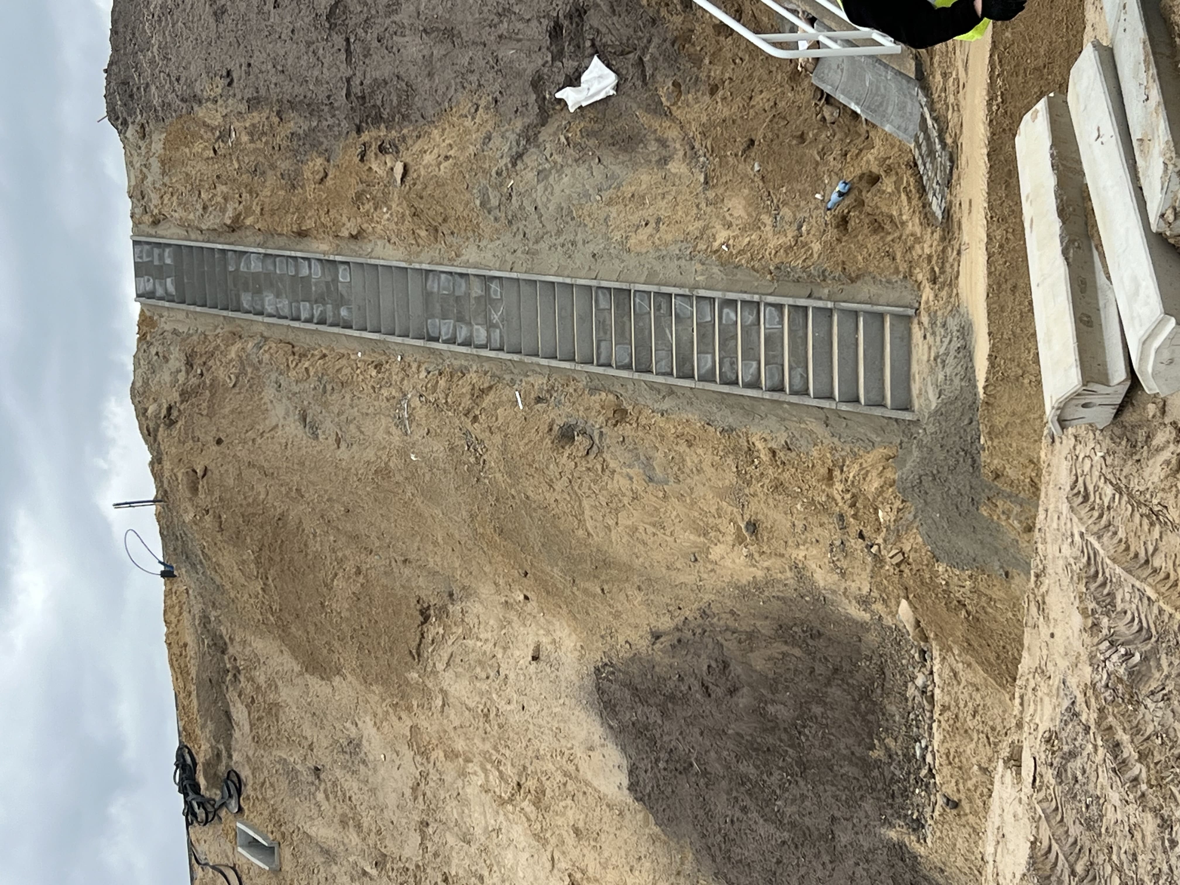 Montaż schodów skarpowych dla obsługi wraz z obrzeżem